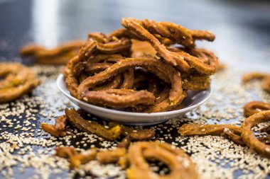 Ahşap yüzeyinde ham susam ile plaka Ünlü Hint çerez