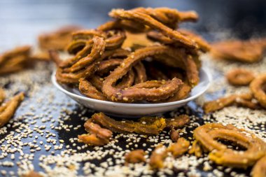 Ahşap yüzeyinde ham susam ile plaka Ünlü Hint çerez