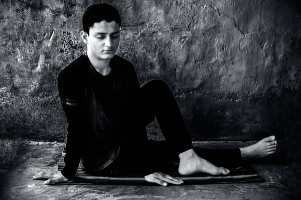 Half Lord Fishes Pose Ardha Matsyendrasana Réalisée Par Jeune Homme — Photo