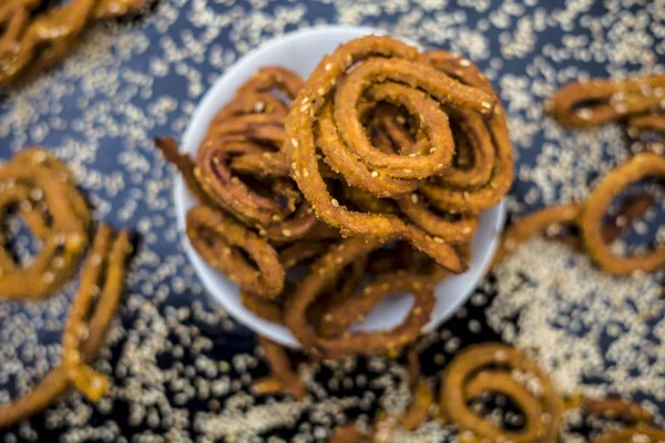 Ahşap yüzeyinde ham susam ile plaka Ünlü Hint çerez