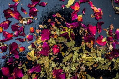 neem koyu yüzeyde gül yaprakları ile karışık yaprakları, Hint Leylak yüz maskesi için malzemeler kavramı 