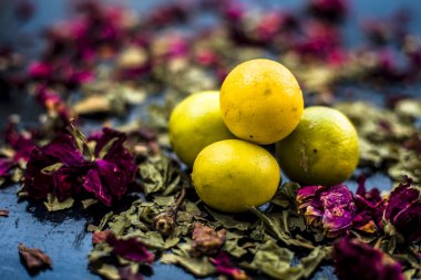 neem yaprakları ve limon koyu yüzeyde gül yaprakları ile karışık, Hint Leylak yüz maskesi için malzemeler kavramı 