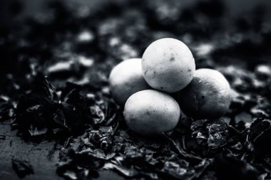 neem yaprakları ve limon koyu yüzeyde gül yaprakları ile karışık, Hint Leylak yüz maskesi için malzemeler kavramı 