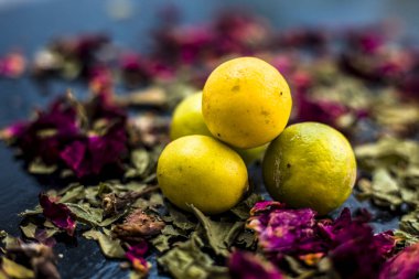 neem yaprakları ve limon koyu yüzeyde gül yaprakları ile karışık, Hint Leylak yüz maskesi için malzemeler kavramı 
