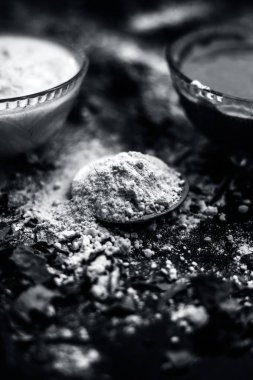 siyah ahşap yüzeyde oluşan akne ve izleri için hint leylak yüz maskesi hazırlık için lor ile gram un ve neem macunu ile kase 