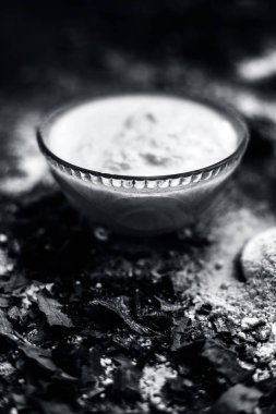 siyah ahşap yüzeyde oluşan akne ve izleri için hazırlık hint leylak yüz maskesi için kase gram un 