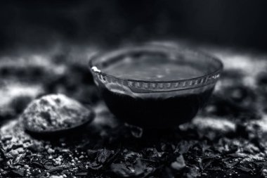 siyah ahşap yüzeyde oluşan akne ve izleri için hint leylak yüz maskesi hazırlık için lor ile gram un ve neem macunu ile kase 