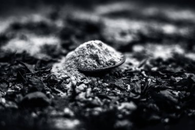 siyah ahşap yüzeyde oluşan akne ve izleri için hazırlık hint leylak yüz maskesi için kase lor 