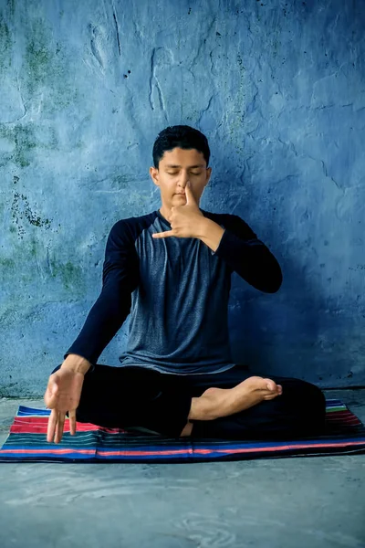 Retrato Del Joven Haciendo Pranayama Pranayam Yoga Control Respiración Una — Foto de Stock