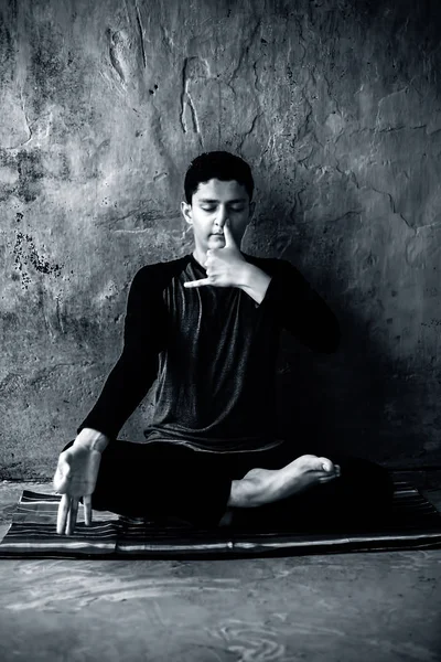 Retrato Del Joven Haciendo Pranayama Pranayam Yoga Control Respiración Una — Foto de Stock