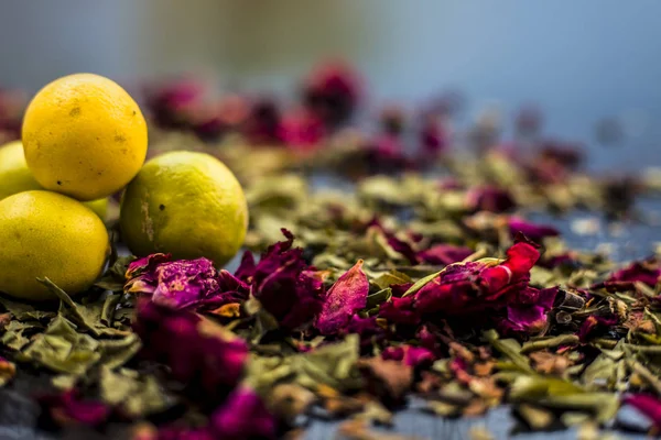 Neem Blätter Und Zitronen Gemischt Mit Rosenblättern Auf Dunkler Oberfläche — Stockfoto