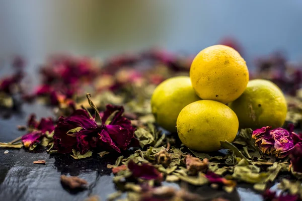 Neem Blätter Und Zitronen Gemischt Mit Rosenblättern Auf Dunkler Oberfläche — Stockfoto