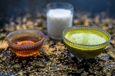 neem yaprakları ile gözlük yapıştırın ve siyah ahşap yüzeyüzerinde bal ile süt hazırlık anti-aging faydaları hint leylak yüz maskesi  