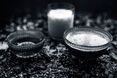 neem yaprakları ile gözlük yapıştırın ve siyah ahşap yüzeyüzerinde bal ile süt hazırlık anti-aging faydaları hint leylak yüz maskesi  