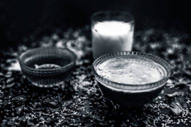 neem yaprakları ile gözlük yapıştırın ve siyah ahşap yüzeyüzerinde bal ile süt hazırlık anti-aging faydaları hint leylak yüz maskesi  