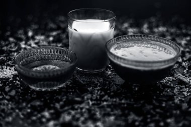 neem yaprakları ile gözlük yapıştırın ve siyah ahşap yüzeyüzerinde bal ile süt hazırlık anti-aging faydaları hint leylak yüz maskesi  