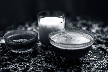 neem yaprakları ile gözlük yapıştırın ve siyah ahşap yüzeyüzerinde bal ile süt hazırlık anti-aging faydaları hint leylak yüz maskesi  