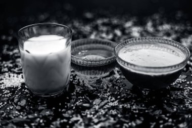 neem yaprakları ile gözlük yapıştırın ve siyah ahşap yüzeyüzerinde bal ile süt hazırlık anti-aging faydaları hint leylak yüz maskesi  