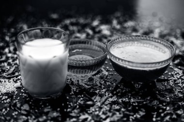 neem yaprakları ile gözlük yapıştırın ve siyah ahşap yüzeyüzerinde bal ile süt hazırlık anti-aging faydaları hint leylak yüz maskesi  