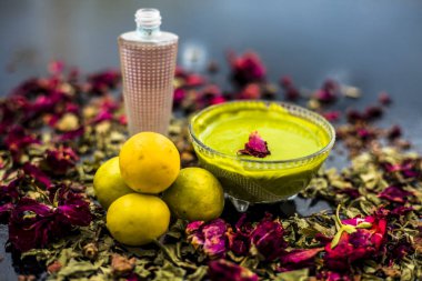 Neem yaprakları macun ve limon suyu iyi koyu yüzeyde cam yağlı ciltler için gül suyu ile karışık oluşan Hint Leylak yüz maskesi 