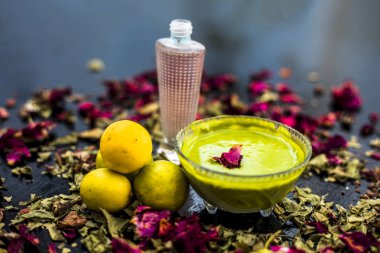 Neem yaprakları macun ve limon suyu iyi koyu yüzeyde cam yağlı ciltler için gül suyu ile karışık oluşan Hint Leylak yüz maskesi 