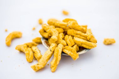 beyaz arka plan üzerinde izole kase ünlü hint gujarati snack çanak 