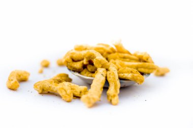 beyaz arka plan üzerinde izole kase ünlü hint gujarati snack çanak 