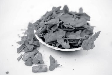 beyaz arka plan üzerinde izole kase ünlü hint gujarati snack çanak 