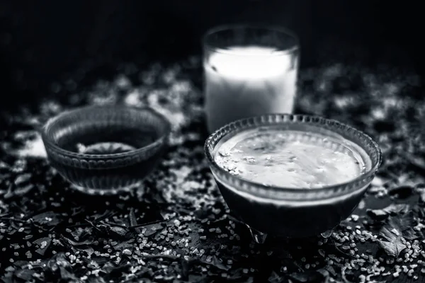 Glasögon Med Neem Löv Pasta Och Mjölk Med Honung Svart — Stockfoto