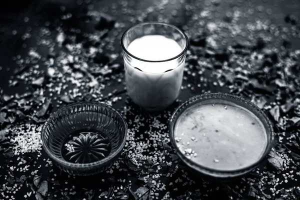 Glazen Met Neem Bladeren Plakken Melk Met Honing Zwarte Houten — Stockfoto