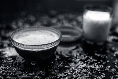 neem yaprakları ile gözlük yapıştırın ve siyah ahşap yüzeyüzerinde bal ile süt hazırlık anti-aging faydaları hint leylak yüz maskesi  