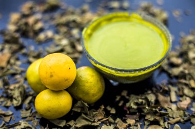 Neem yaprakları macun ve limon suyu iyi koyu yüzeyde cam yağlı ciltler için gül suyu ile karışık oluşan Hint Leylak yüz maskesi 