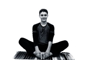 enerjik Genç genç siyah kıyafetleri giyen ve baddha Konasana Bound Angle Pose beyaz arka plan izole pratik 