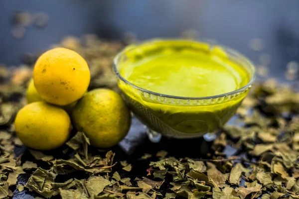 Máscara Facial Lilás Indiano Consistindo Pasta Folhas Neem Suco Limão — Fotografia de Stock