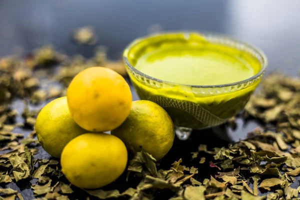 Indian Lilac Face Mask Consisting Neem Leaves Paste Lemon Juice — Stock Photo, Image