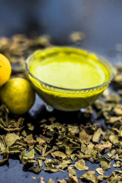 Indian Lilac Face Mask Consisting Neem Leaves Paste Lemon Juice — Stock Photo, Image