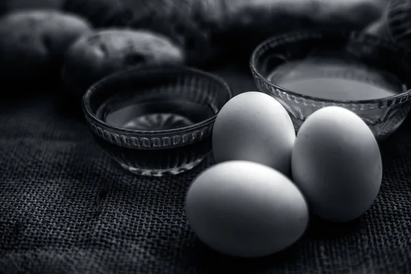 주스는 표면에 감자와 계란을 그릇에 노른자와 컨디셔너뿐만 아니라 촉진제 역할을 — 스톡 사진
