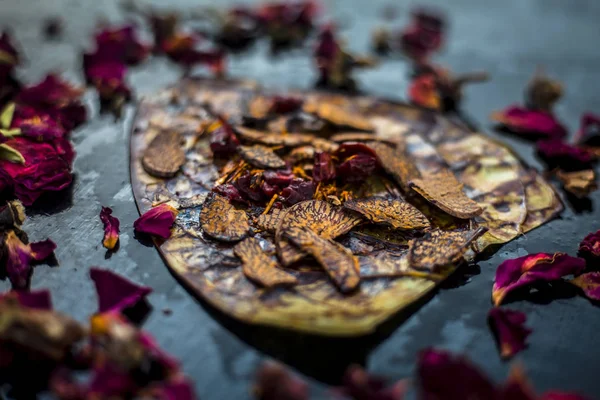 Close Famous Indian Traditional Pan Masala Dark Surface Rose Petals — Stock Photo, Image