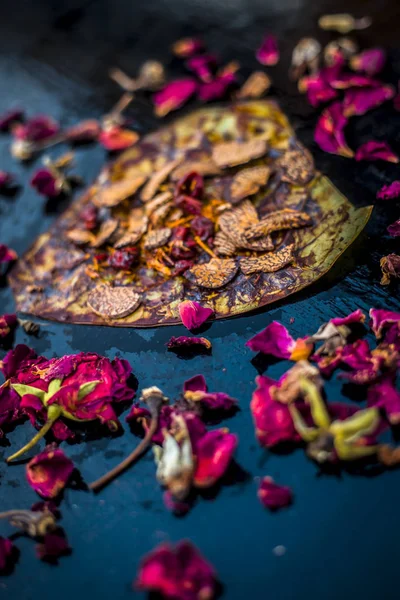 Close Famous Indian Traditional Pan Masala Dark Surface Rose Petals — Stock Photo, Image