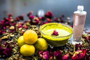 Neem yaprakları macun ve limon suyu iyi koyu yüzeyde cam yağlı ciltler için gül suyu ile karışık oluşan Hint Leylak yüz maskesi 