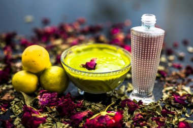 Neem yaprakları macun ve limon suyu iyi koyu yüzeyde cam yağlı ciltler için gül suyu ile karışık oluşan Hint Leylak yüz maskesi 