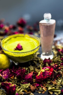 Neem yaprakları macun ve limon suyu iyi koyu yüzeyde cam yağlı ciltler için gül suyu ile karışık oluşan Hint Leylak yüz maskesi 