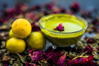 Neem yaprakları macun ve limon suyu iyi koyu yüzeyde cam yağlı ciltler için gül suyu ile karışık oluşan Hint Leylak yüz maskesi 