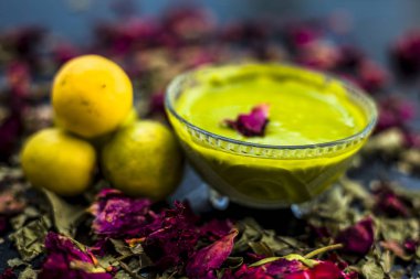 Neem yaprakları macun ve limon suyu iyi koyu yüzeyde cam yağlı ciltler için gül suyu ile karışık oluşan Hint Leylak yüz maskesi 