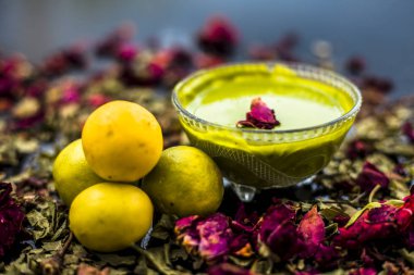 Neem yaprakları macun ve limon suyu iyi koyu yüzeyde cam yağlı ciltler için gül suyu ile karışık oluşan Hint Leylak yüz maskesi 