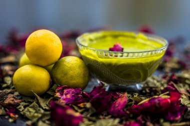 Neem yaprakları macun ve limon suyu iyi koyu yüzeyde cam yağlı ciltler için gül suyu ile karışık oluşan Hint Leylak yüz maskesi 