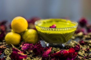 Neem yaprakları macun ve limon suyu iyi koyu yüzeyde cam yağlı ciltler için gül suyu ile karışık oluşan Hint Leylak yüz maskesi 