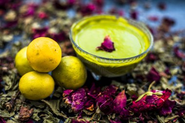 Neem yaprakları macun ve limon suyu iyi koyu yüzeyde cam yağlı ciltler için gül suyu ile karışık oluşan Hint Leylak yüz maskesi 