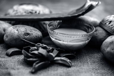 patates suyu iyi çiğ patates ve aloe vera jüt çanta yüzeyinde yaprakları boyunca cam kase içinde aloe vera jel ile karışık, kepek ve kafa derisi temizliği için ev yapımı klima ve şampuan kavramı 