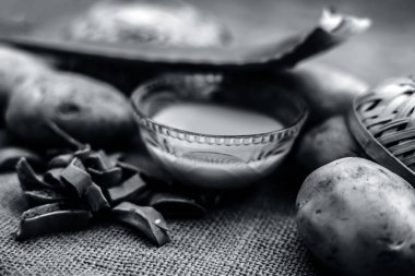 patates suyu iyi çiğ patates ve aloe vera jüt çanta yüzeyinde yaprakları boyunca cam kase içinde aloe vera jel ile karışık, kepek ve kafa derisi temizliği için ev yapımı klima ve şampuan kavramı 